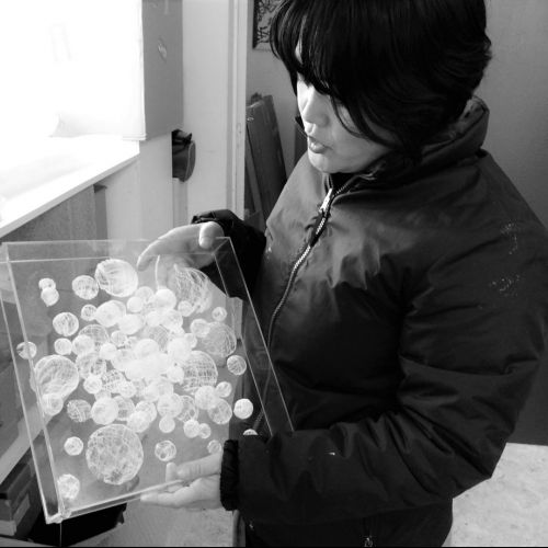 Miki Nakamura et une oeuvre sous plexiglas